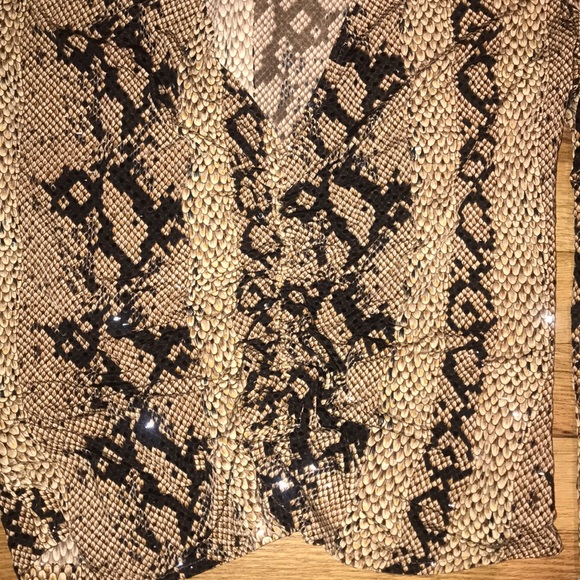 Python print stretch w embossed shine v neck ruch - Picture 2 of 5